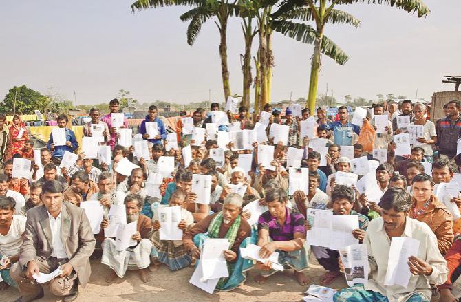 بے گھر کئےگئے ان افراد کے پاس زمین اورہندوستانی شہری ہونے کے تمام دستاویزات ہیں۔ تمام تصاویر: آئی این این